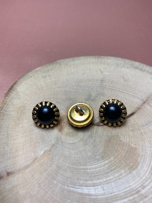 Bouton noir brillant serti vintage 