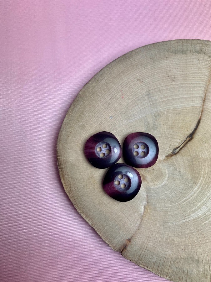 Bouton carré prune écaille 